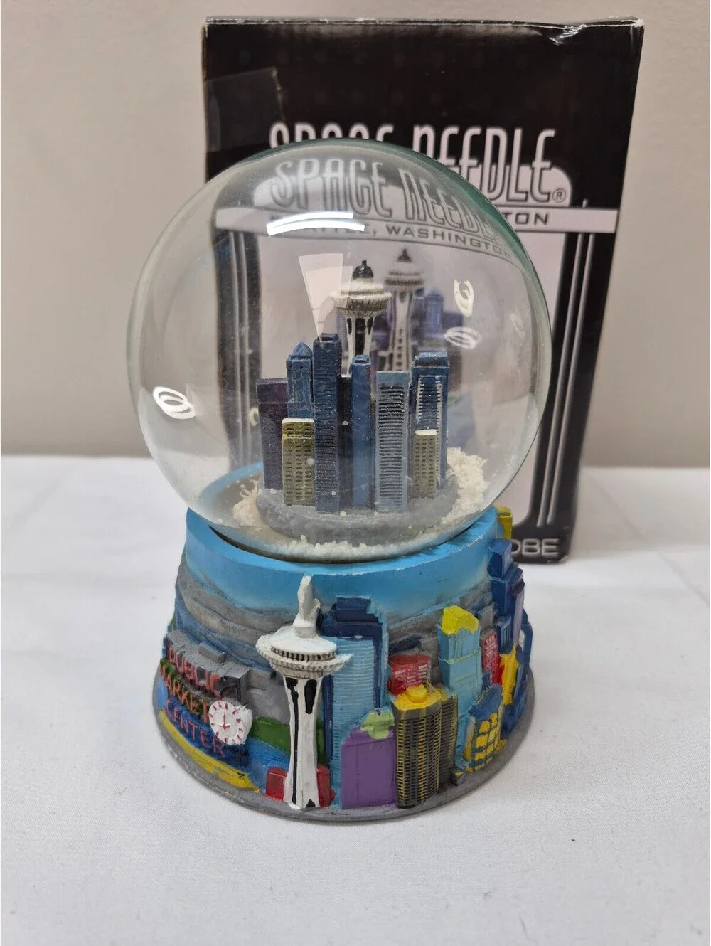 Space Needle Seattle Washington Light-Up Snow Globe Collectible J25